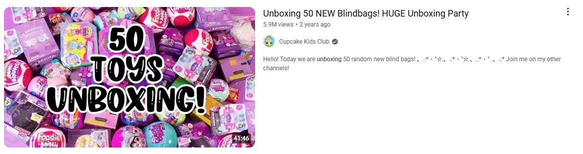 Des enfants optimisant les miniatures et les titres YouTube pour leur chaîne vidéo.